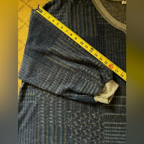 Bucket List deep V neck long sleeved sweater in a blue patterned design NWT L - Picture 8 of 8